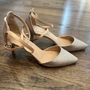 Journee Collection Womens Glitter D'Orsay Pointed Toe Wrap Strap Pumps